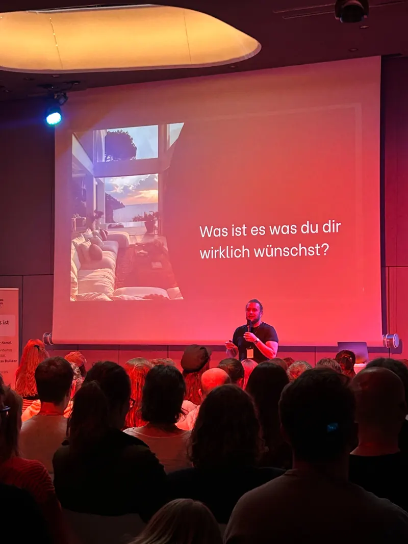 Jan-Felix Drachau bei seinem Vortrag über persönliche Wünsche und Ziele
